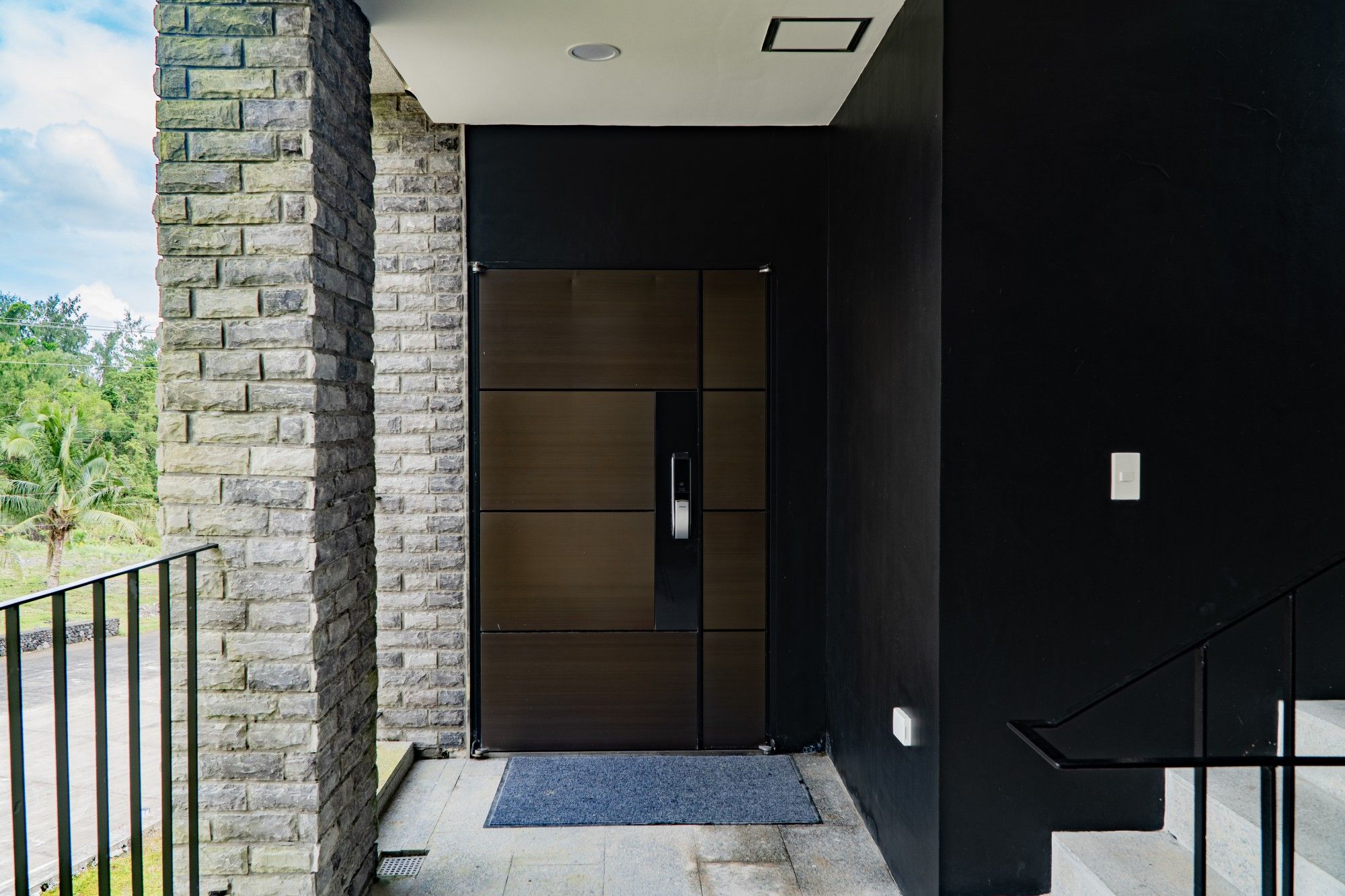 Entryway photo 1